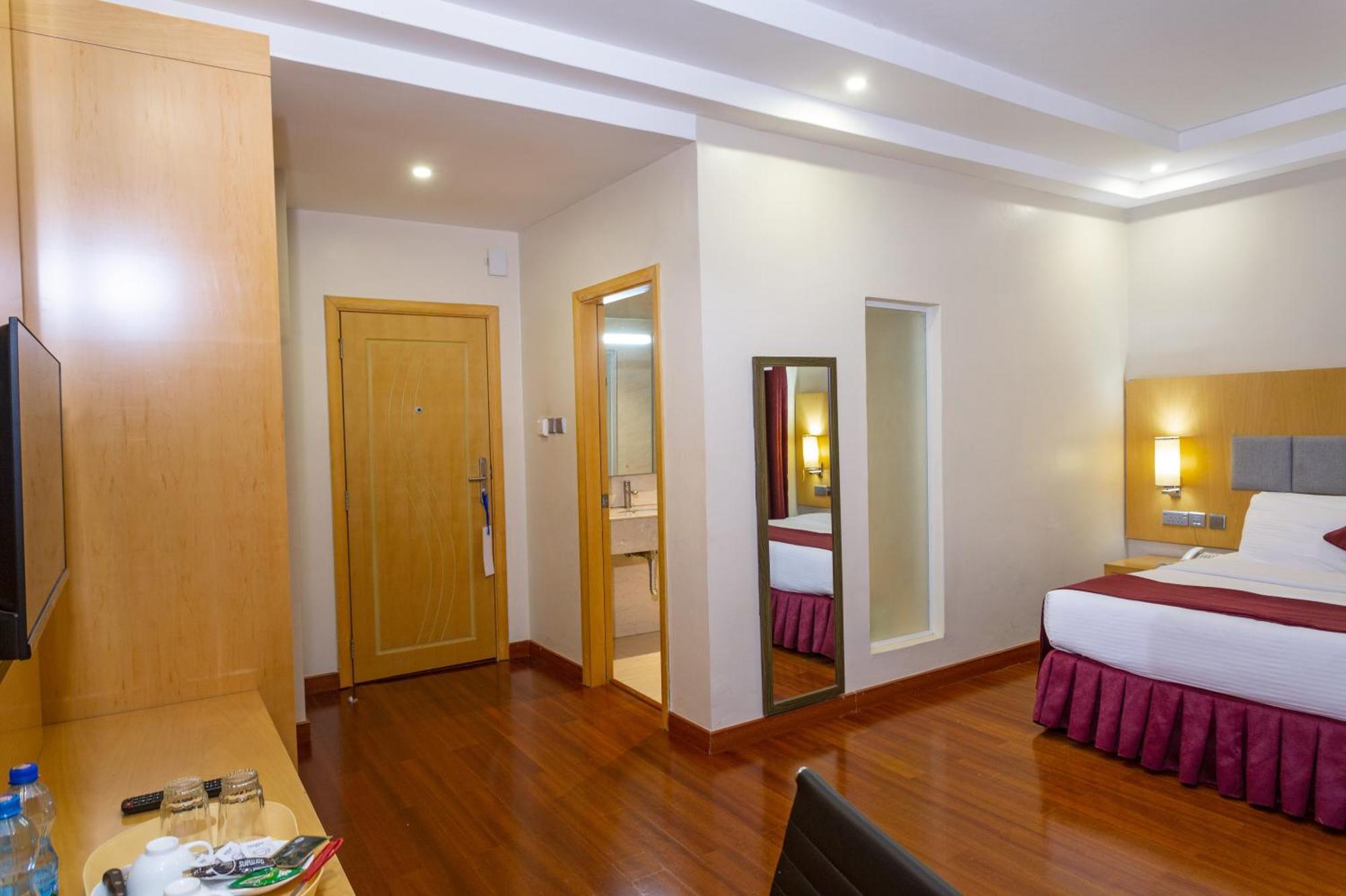 Three Steers Hotel Meru 外观 照片