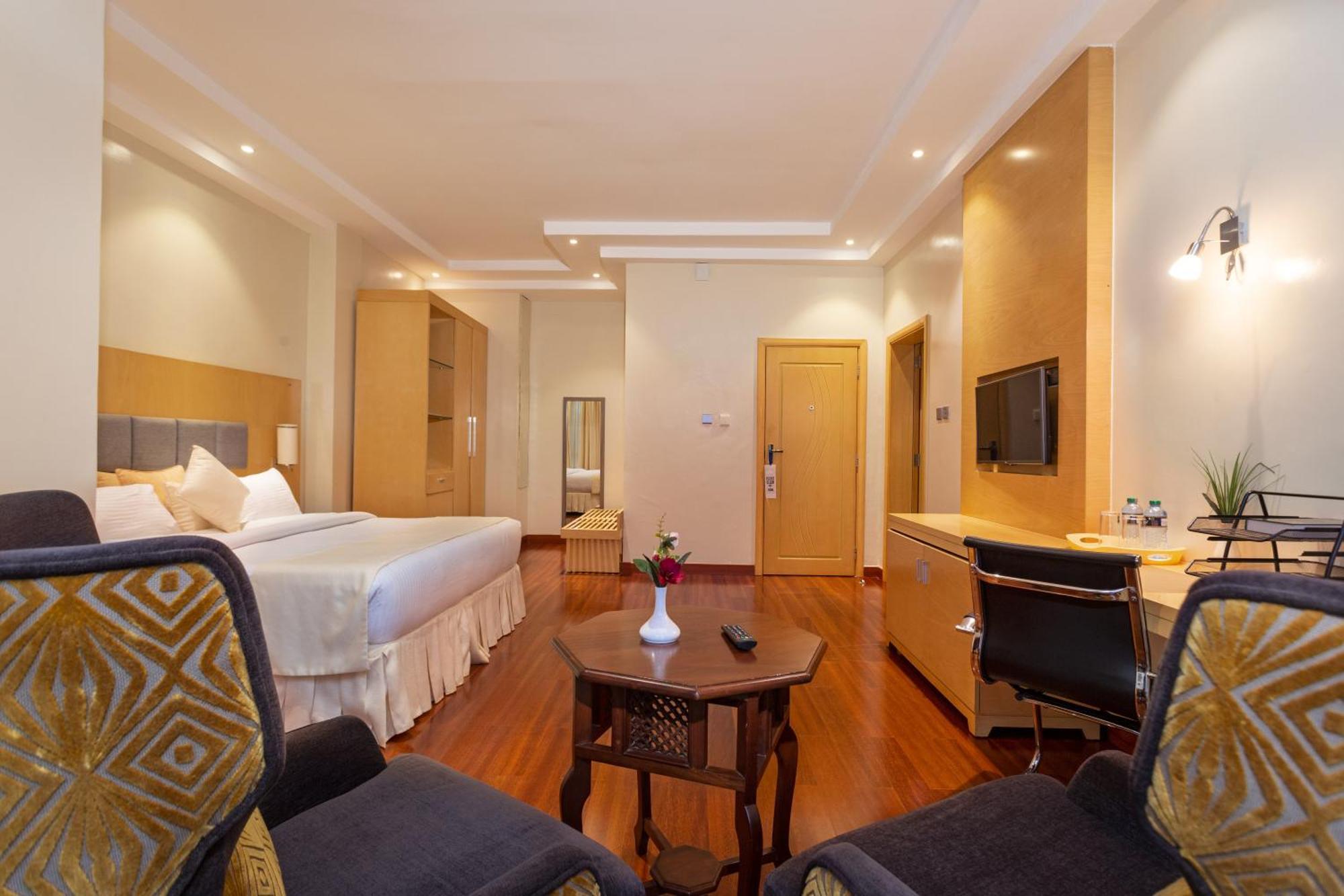 Three Steers Hotel Meru 外观 照片